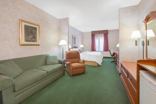 Postel nebo postele na pokoji v ubytování Invision Inn - Dumas