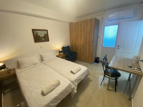 a bedroom with a bed and a table and a desk at יחידת אירוח רחוב נחשון in Kibbutz Nachshon