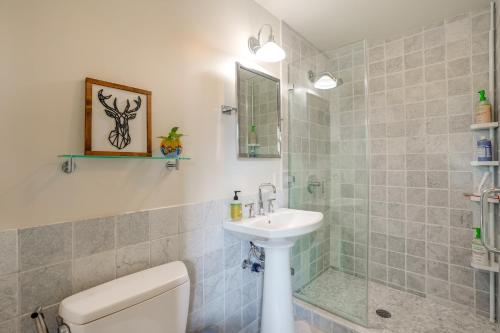 Et badeværelse på Golden Gate and Sunset Views! Classic Berkeley Home