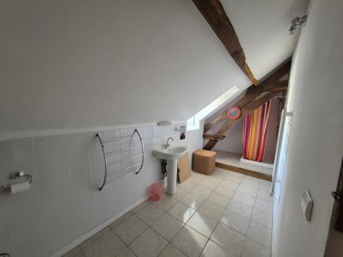 ein Badezimmer mit Waschbecken und Dusche in der Unterkunft Maison de Vacances Chez La Prade in Salagnac