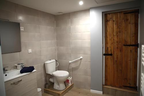 ein Badezimmer mit Toilette und Waschbecken in der Unterkunft Le Bouquet de Soizic in Grandjean