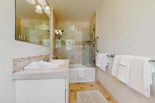 een badkamer met een wastafel en een douche bij Lakeview Getaway at Rubicon Bay in Rubicon Properties