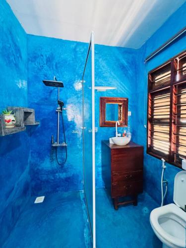 Ванная комната в Comfort En-suite Double Room with Balcony and AC