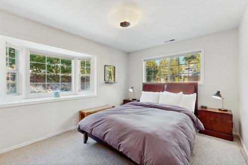 een slaapkamer met een bed en twee ramen bij Lakeview Getaway at Rubicon Bay in Rubicon Properties