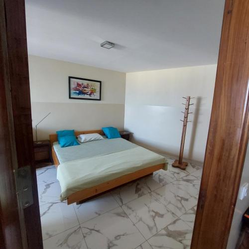 Ένα ή περισσότερα κρεβάτια σε δωμάτιο στο Oia Mindelo Chambre d'hotes