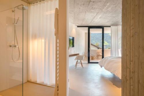 Un pat sau paturi într-o cameră la Design Hotel Tyrol