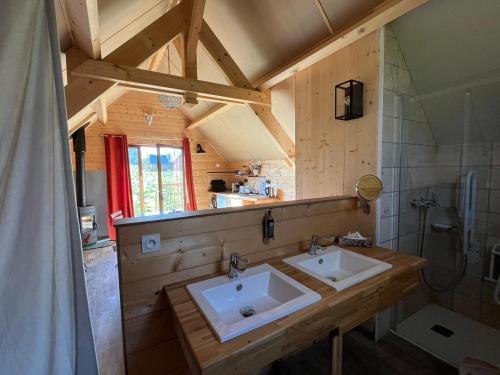 Domaine de la Fauvriere في Sainte-Honorine-de-Ducy: حمام مع مغسلتين ودش