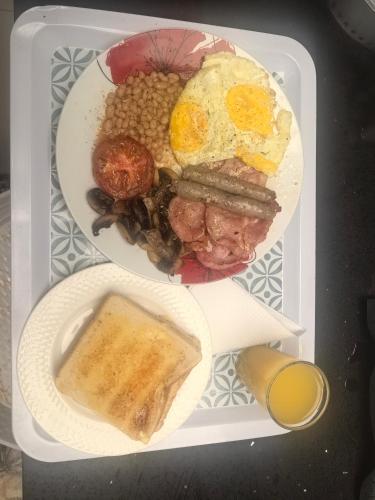 eine Lunchbox mit einem Teller Essen, bestehend aus Eiern und Bohnen in der Unterkunft Bryanston Palms Accommodation in Johannesburg