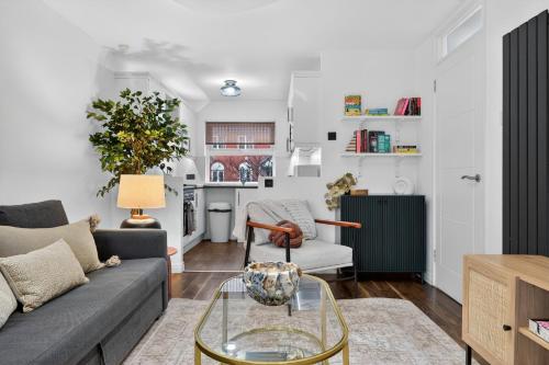 een woonkamer met een bank en een tafel bij Central Belfast Apartments, Salisbury in Belfast