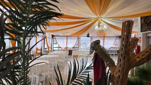 Hotel Cusco Museo في كوسكو: قاعة احتفالات بطاولات بيضاء وكراسي وسقف