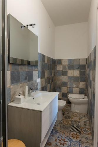 a bathroom with a sink and a toilet at FIAMBI & b in Colugna