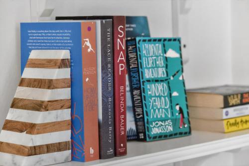 een rij boeken op een plank bij Central Belfast Apartments, Salisbury in Belfast