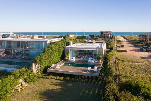 Dream house on Jose Ignacio Lagoon في خوسيه اجناسيو: اطلالة جوية على منزل مع المحيط