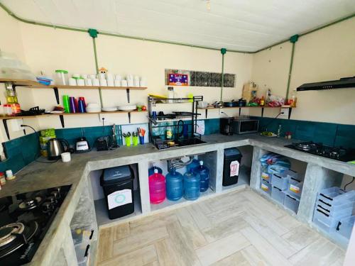 Een keuken of kitchenette bij Leveli Coliving & Hostel Oaxaca