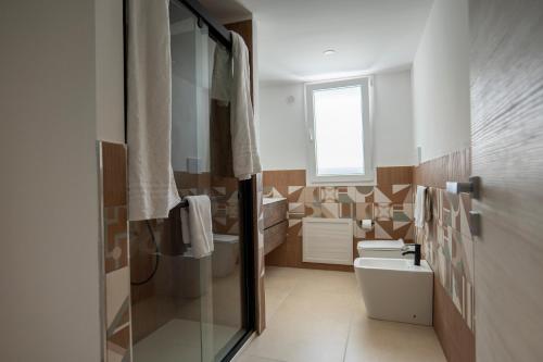 un bagno con un water e un lavandino di Marusu Apartments a Terrasini