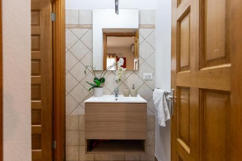 a bathroom with a sink and a mirror at Casa Teo in Monastir