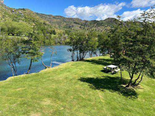 Hometainers Rio Cochrane 3 Cordon Esmeralda في كوكرين: طاولة نزهة على تلة بجانب نهر