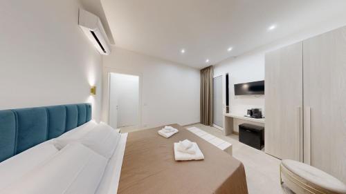 a living room with a couch and a table at MarèA25 in Porto Cesareo