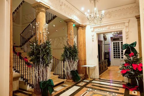 ラ・ロシェルにあるLe Champlainのクリスマスツリーと螺旋階段のあるロビー
