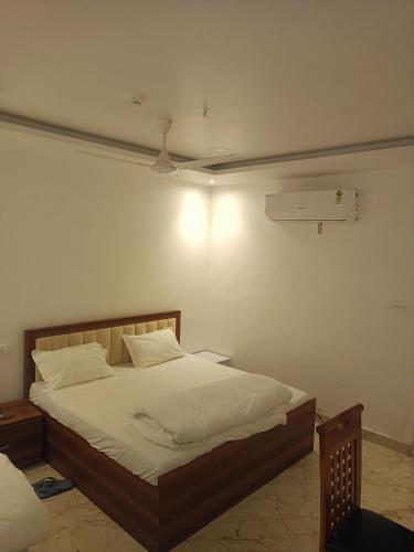 Ένα ή περισσότερα κρεβάτια σε δωμάτιο στο Hotel sarah palace