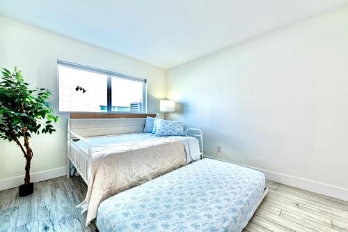 Кровать или кровати в номере 2bd 1ba Sunset 1 3Min to BeachPool