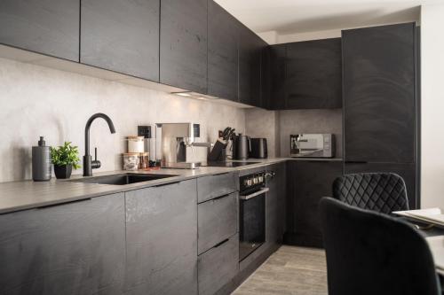 Kuchyň nebo kuchyňský kout v ubytování 2 Bedroom - Old Trafford - Balcony - Free Parking