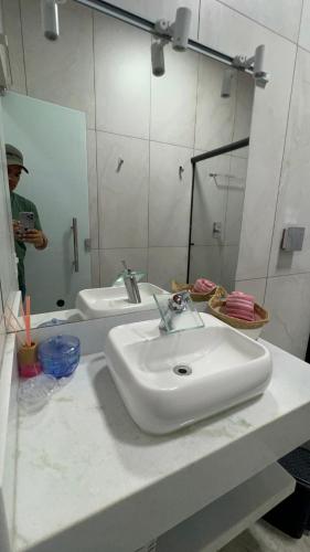 HOTEL & RANCHO Kk في Coxim: حمام أبيض مع مغسلتين ومرآة