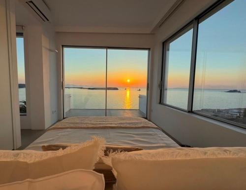 una camera da letto con due letti e vista sull'oceano di Endless Blue a Sarakíniko