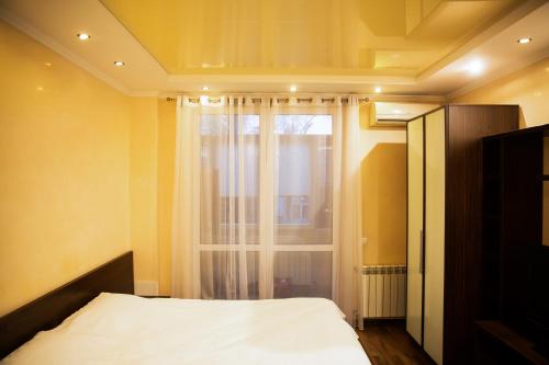 En eller flere senge i et værelse på Luxury Center Apartment