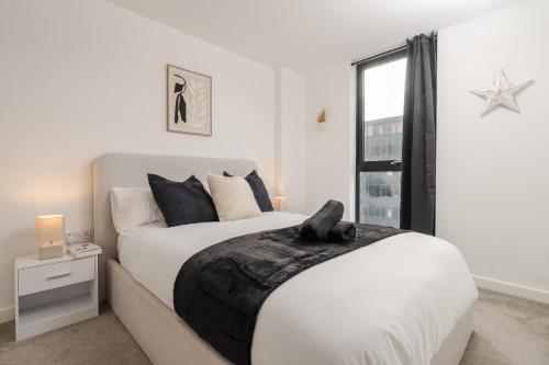 2 Bedroom - Old Trafford - Balcony - Free Parking photo 12