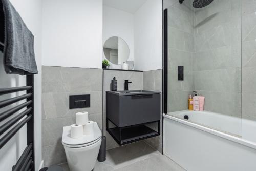 2 Bedroom - Old Trafford - Balcony - Free Parking photo 94