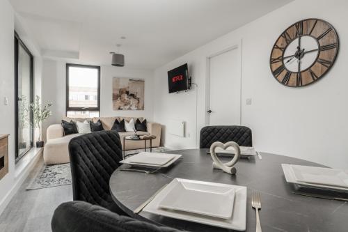 2 Bedroom - Old Trafford - Balcony - Free Parking photo 81