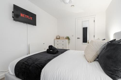 2 Bedroom - Old Trafford - Balcony - Free Parking photo 14