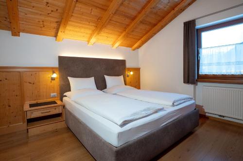 Una cama o camas en una habitación de Apartments Ansciuda