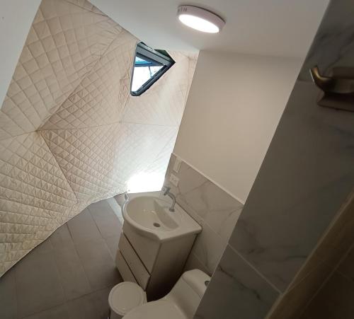 Permasalud Glamping : حمام صغير مع مرحاض ونافذة