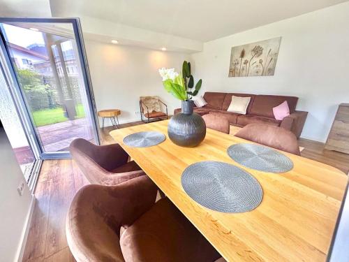 Ferienwohnung "Seeruhe" - Berge, See und Natur am Spitzingsee في شليرزيه: طاولة طعام مع مزهرية فوقها