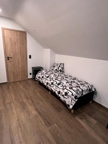 HensiesにあるBella villaのベッドと木の床のある寝室