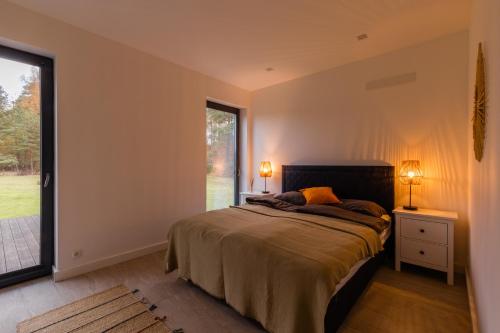 una camera da letto con un letto e una grande finestra di Warmania-Warmia - balia, sauna, SPA a Międzylesie