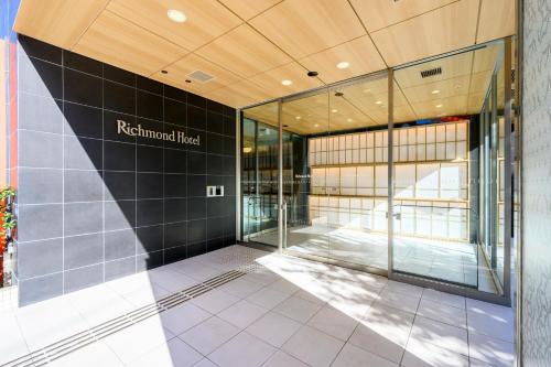 een gebouw met een uithangbord aan de zijkant bij Richmond Hotel Asakusa in Tokyo