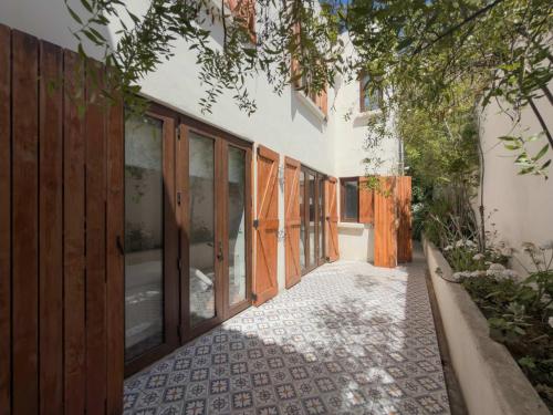 Casapueblo Rent Cachagua CP 34 في Cachagua: اطلالة خارجية على مبنى به ممشى