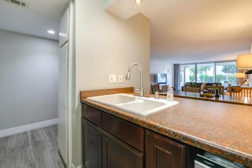een keuken met een spoelbak en een woonkamer bij Patio and Pool Access Walkable Old Town Condo! in Scottsdale