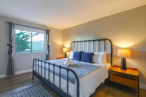 een slaapkamer met een bed met blauwe kussens en een raam bij Patio and Pool Access Walkable Old Town Condo! in Scottsdale