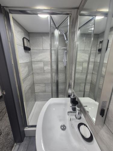 Un baño de The Orange Outpost - Modern Studio Near Alhambra