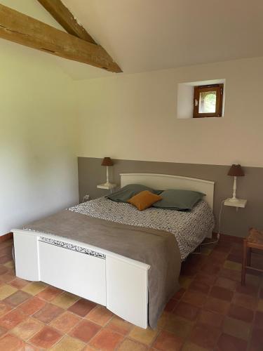 ein Schlafzimmer mit einem großen Bett mit zwei Lampen an der Wand in der Unterkunft Charmant gîte à la campagne ! Avec 2 SDB in Boismé