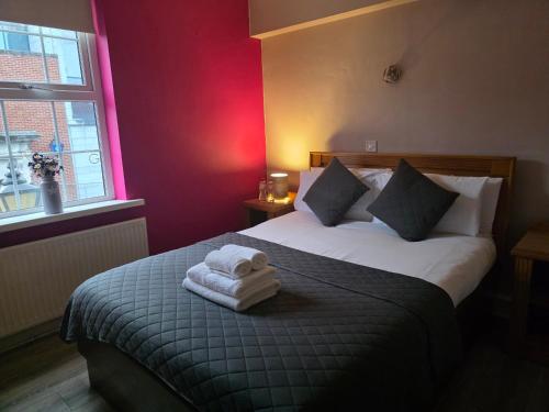 Postel nebo postele na pokoji v ubytování The Bailey Gastro Bar