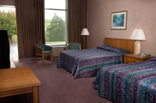 Un pat sau paturi într-o cameră la Luray Caverns Motels