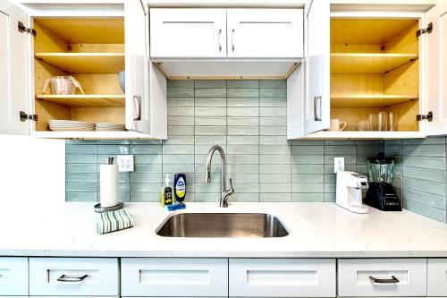 Кухня или мини-кухня в 2bd 1ba Sunset 2 3Mins to Beach
