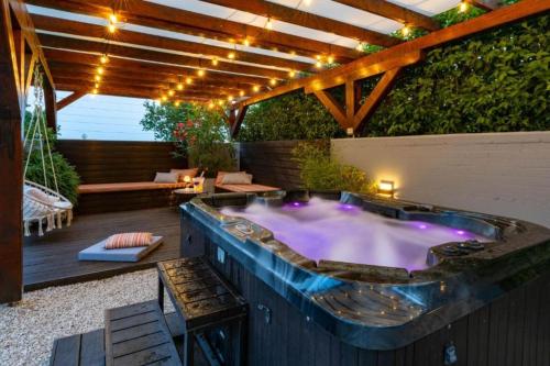 Villa Chillax in Medulin for 10 people with 47 m2 private pool, jacuzzi & sea view - only 400 meters from beach