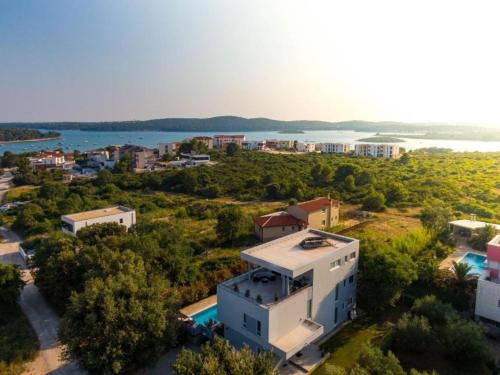 Villa Chillax in Medulin for 10 people with 47 m2 private pool, jacuzzi & sea view - only 400 meters from beach