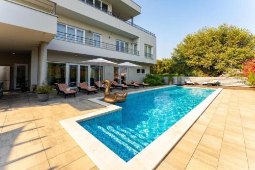 Villa Chillax in Medulin for 10 people with 47 m2 private pool, jacuzzi & sea view - only 400 meters from beach